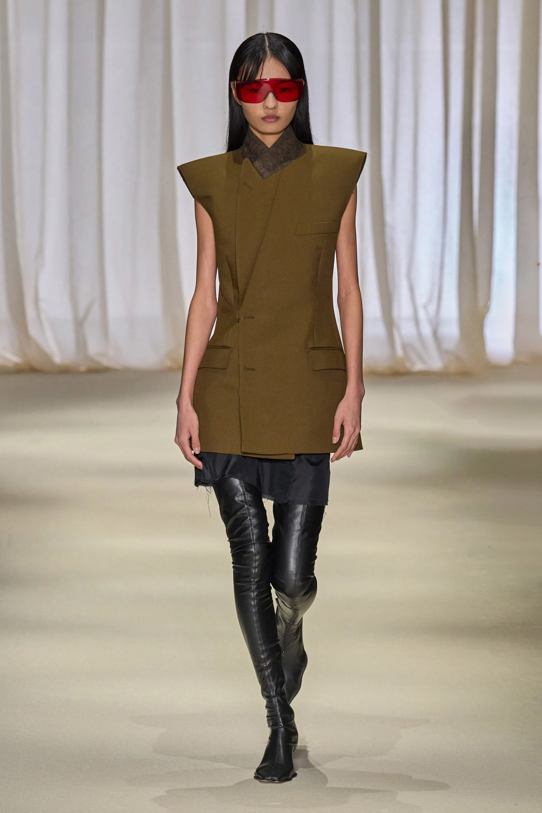 00003-mm6-maison-margiela-fall-2024-ready-to-wear-credit-gorunway copy.jpg