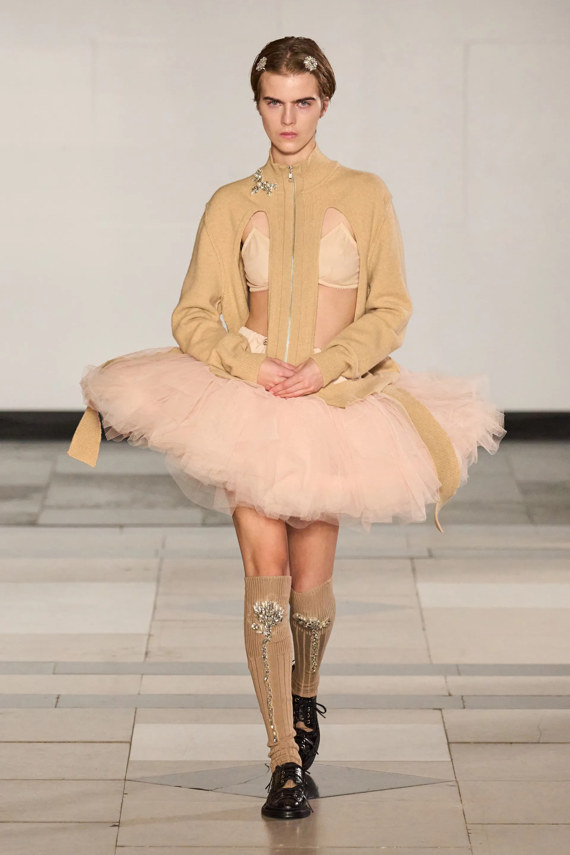 00007-simone-rocha-spring-2025-ready-to-wear-credit-gorunway.jpg