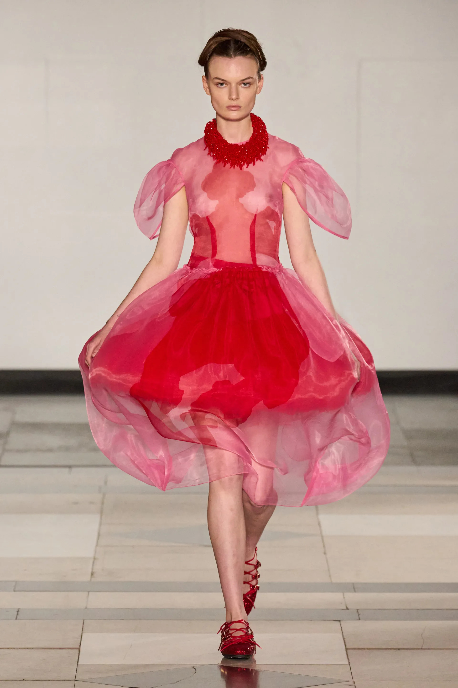 00009-simone-rocha-spring-2025-ready-to-wear-credit-gorunway.jpg