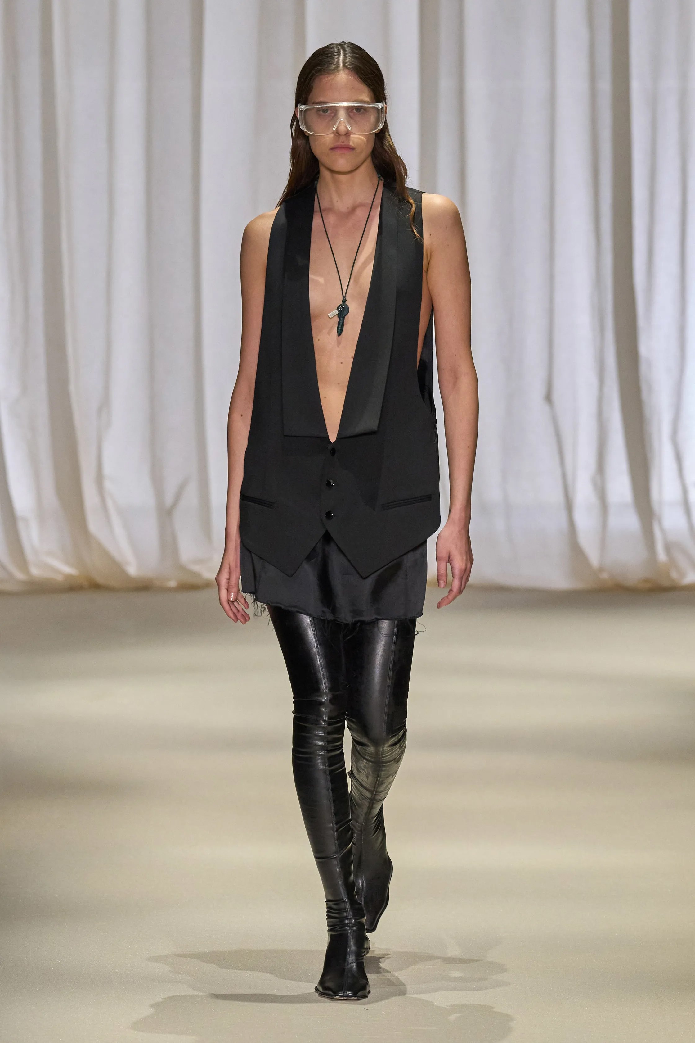 00026-mm6-maison-margiela-fall-2024-ready-to-wear-credit-gorunway copy.jpg