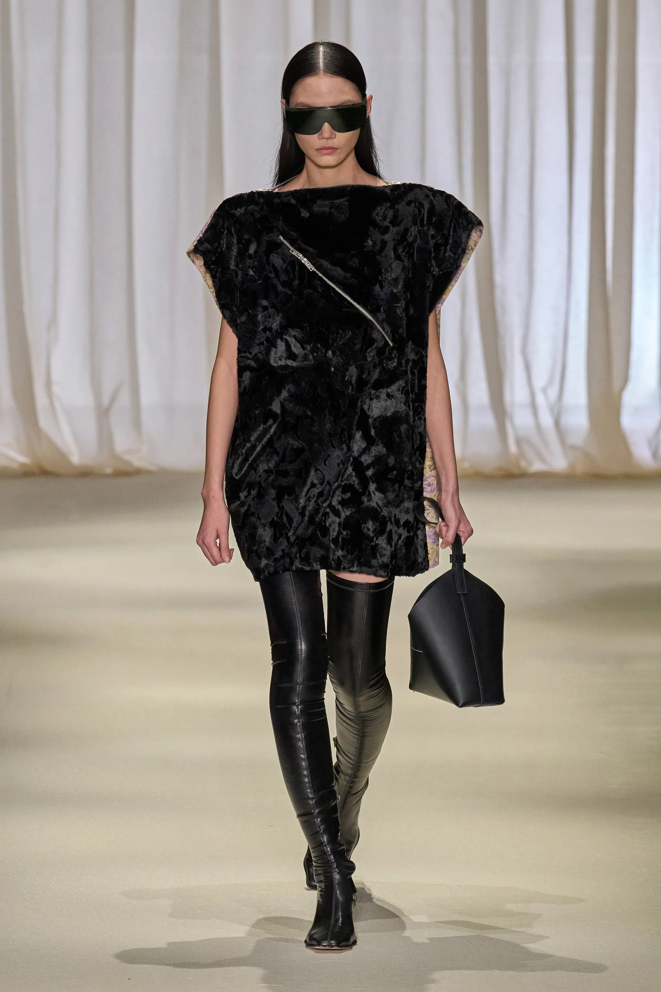 00035-mm6-maison-margiela-fall-2024-ready-to-wear-credit-gorunway copy.jpg