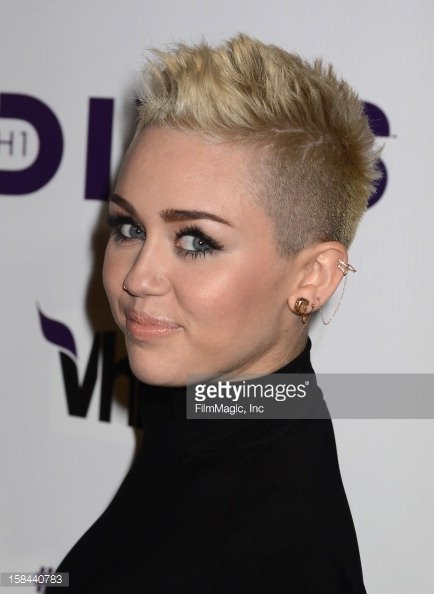 158440783-singer-miley-cyrus-arrives-at-vh1-divas-2012-gettyimages.jpg