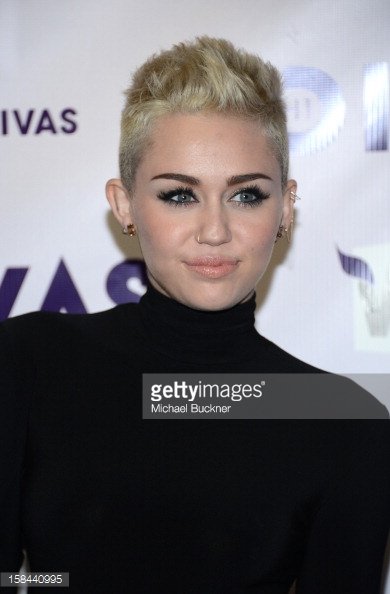 158440995-singer-miley-cyrus-attends-vh1-divas-2012-at-gettyimages.jpg