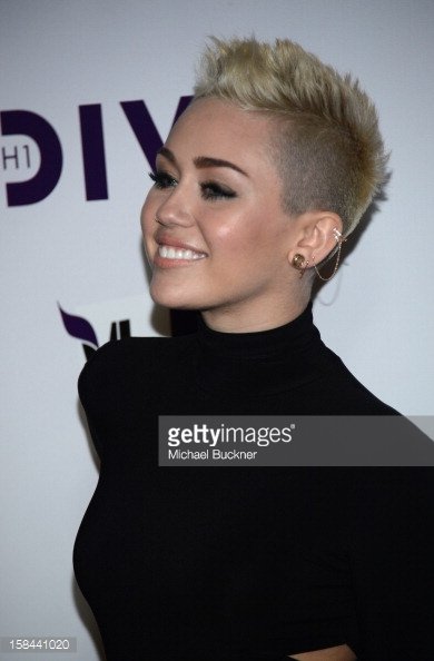 158441020-singer-miley-cyrus-attends-vh1-divas-2012-at-gettyimages.jpg