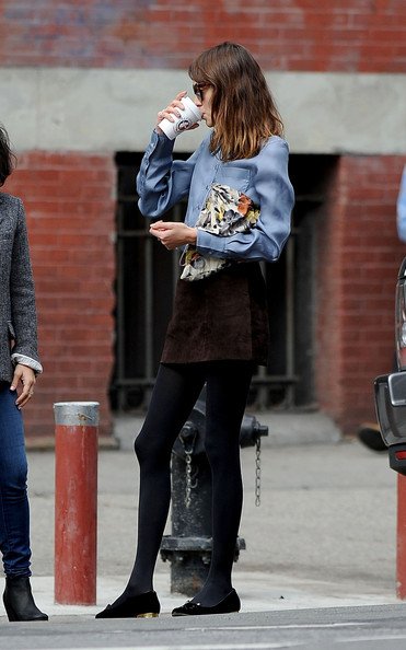 Alexa+Chung+sips+coffee+while+hailing+cab+STvSYK8eIfrl.jpg