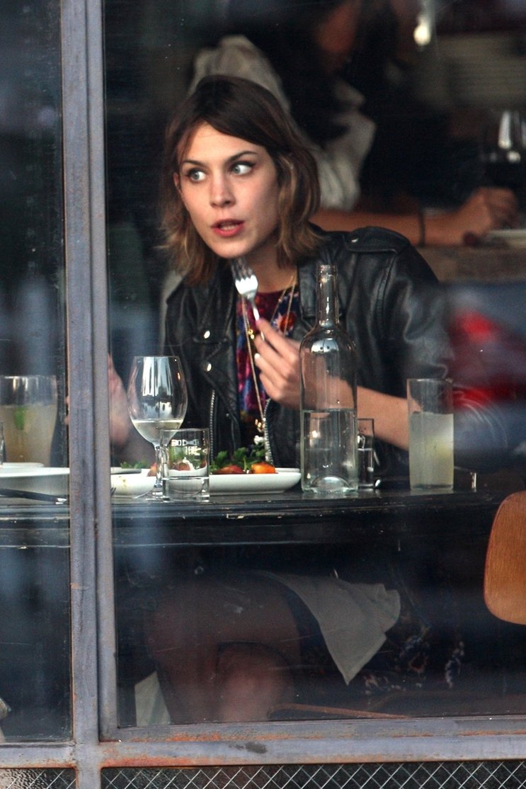 alexa_chung_eating_dinner_02_istyleamy.jpg