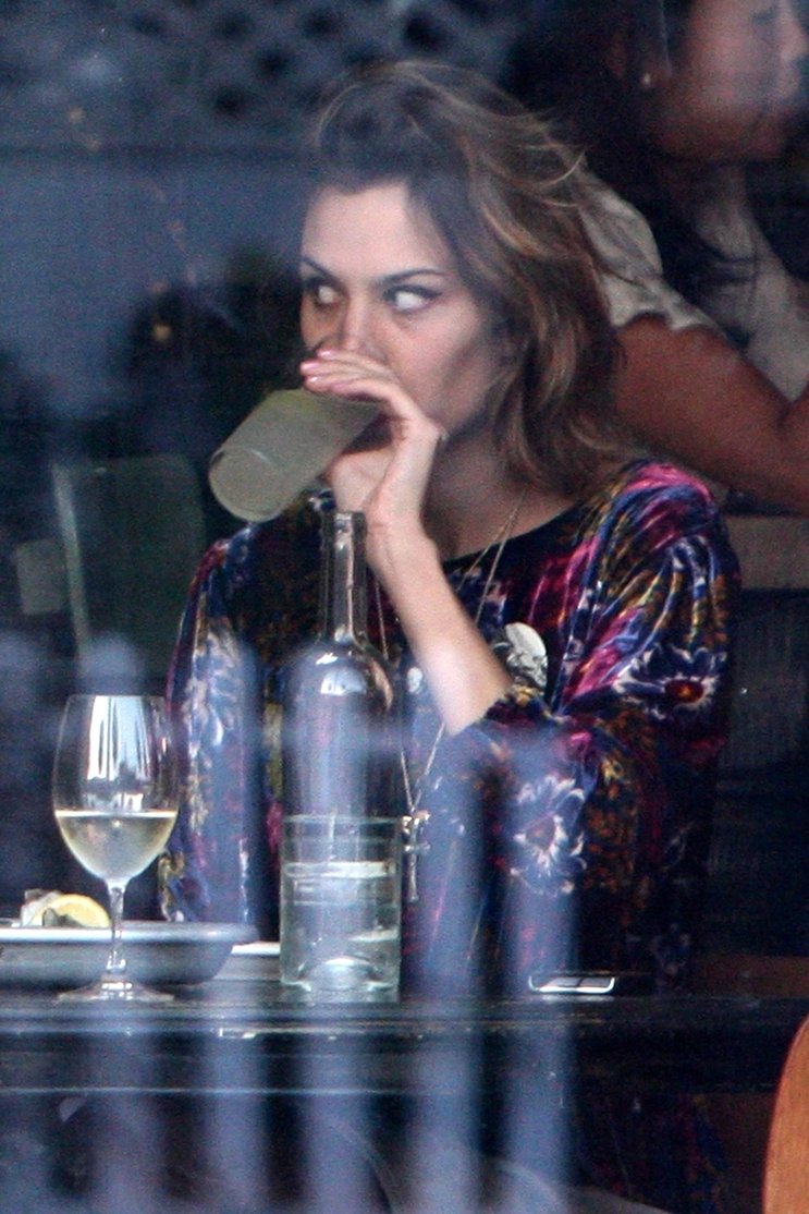 alexa_chung_eating_dinner_03_istyleamy.jpg