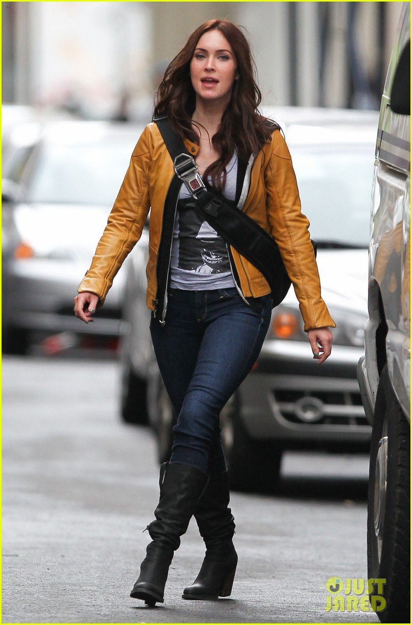 megan-fox-biking-babe-for-teenage-mutant-ninja-turtles-06.jpg