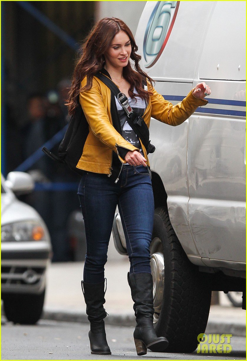 megan-fox-biking-babe-for-teenage-mutant-ninja-turtles-07.jpg