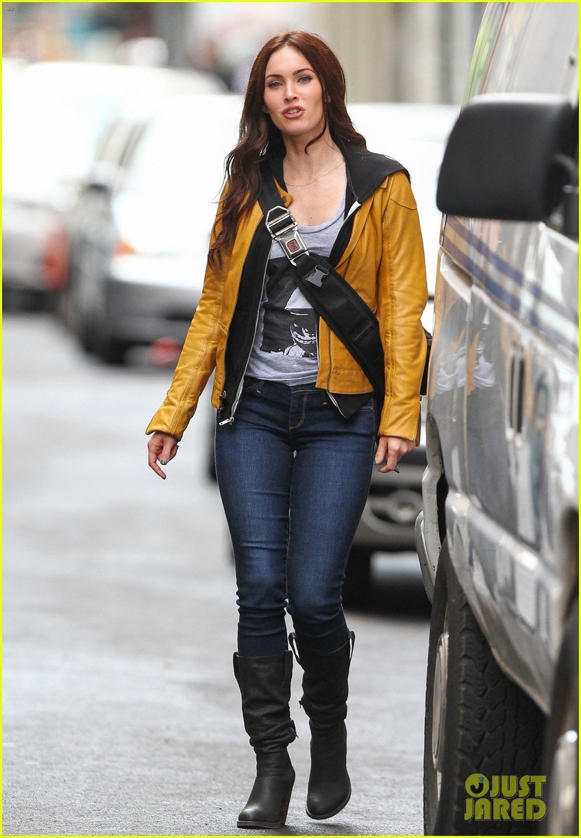 megan-fox-biking-babe-for-teenage-mutant-ninja-turtles-10.jpg