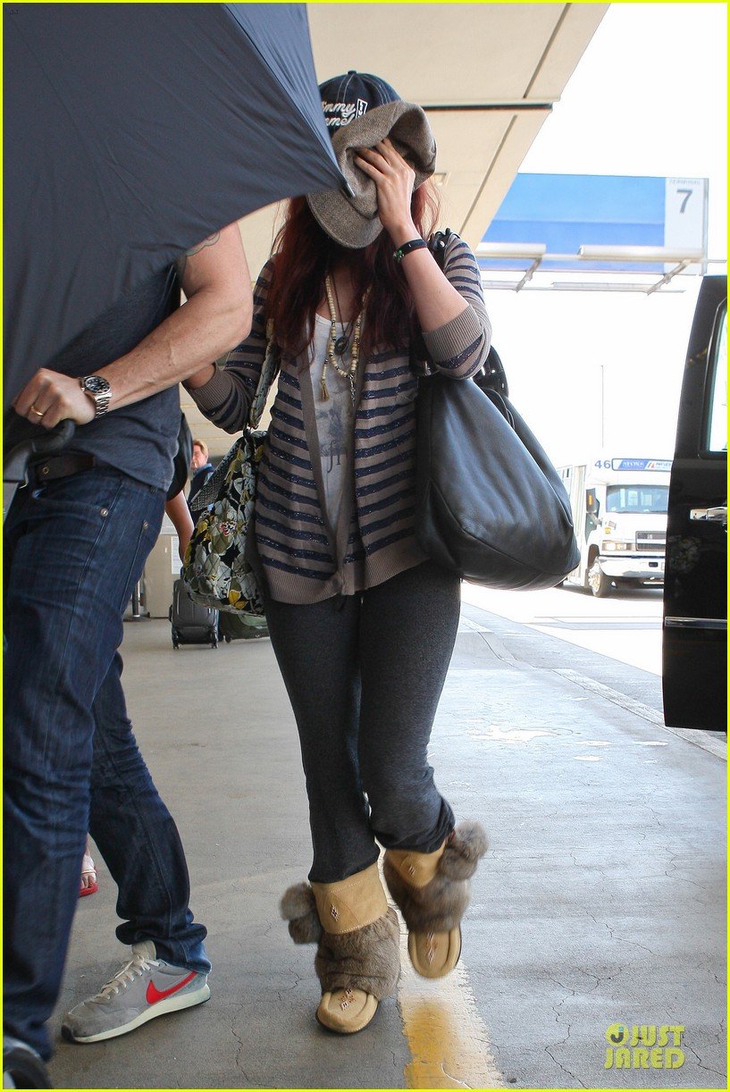 megan-fox-brian-austin-green-lax-departure-with-noah-08.jpg