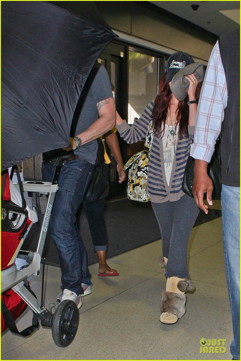 megan-fox-brian-austin-green-lax-departure-with-noah-09.jpg