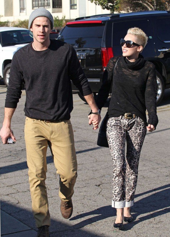 Miley%20Cyrus%20in%20leopard%20print%20pants%20-04-560x783.jpg