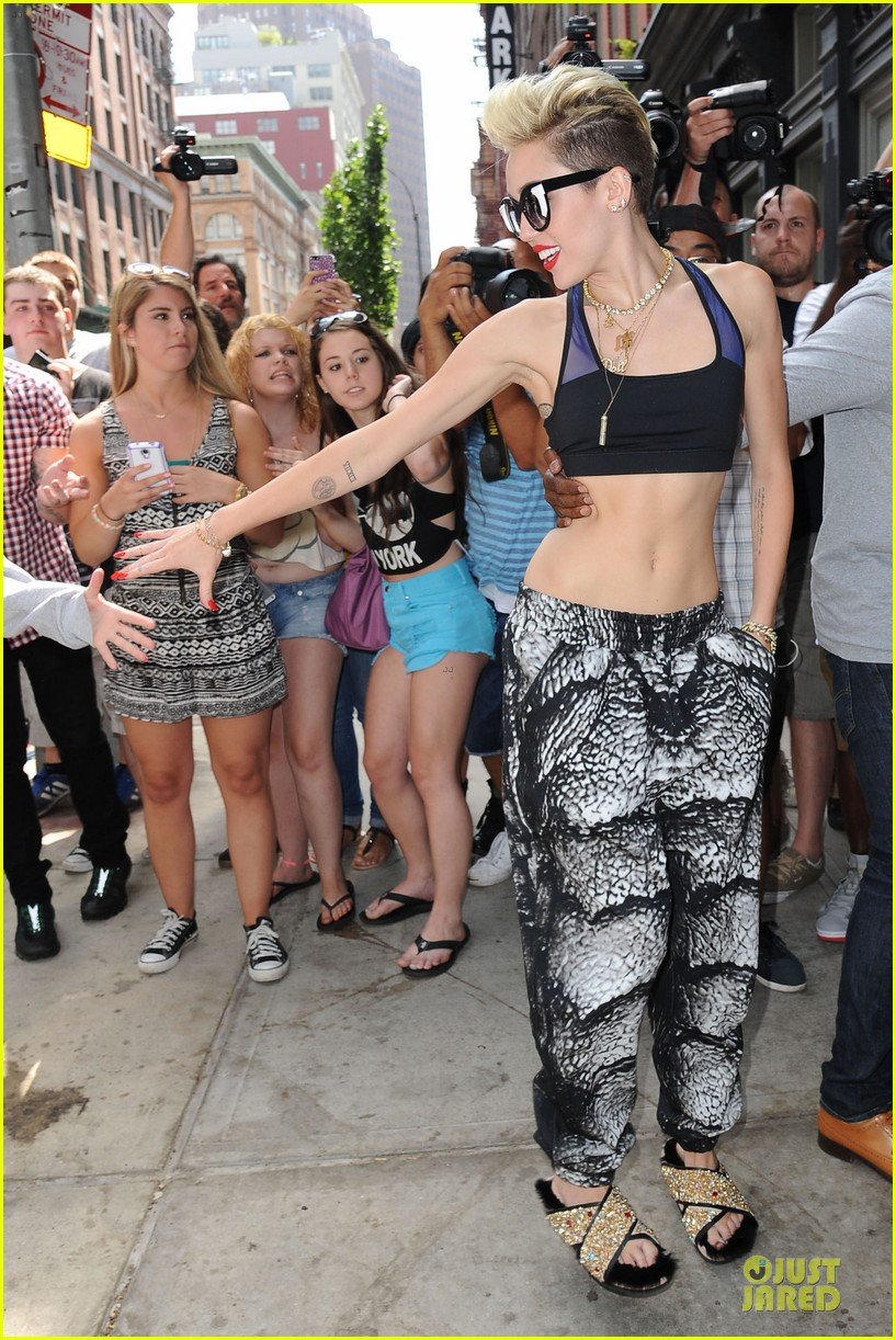 miley-cyrus-abs-flashing-sports-bra-03.jpg