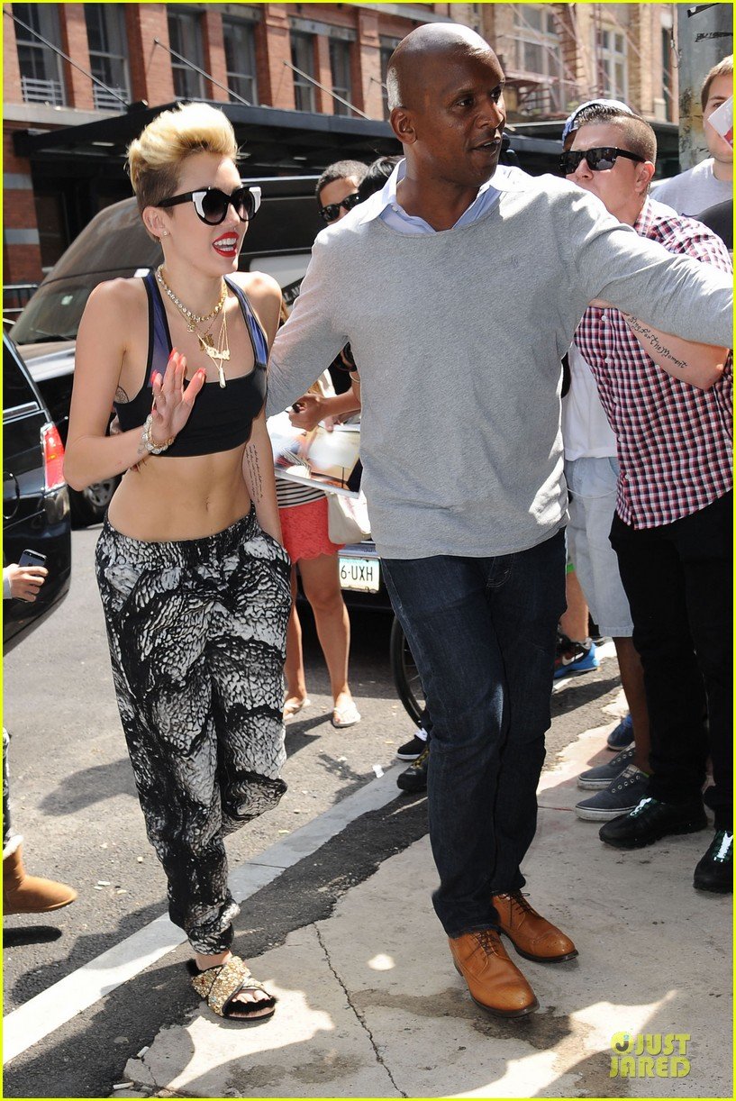 miley-cyrus-abs-flashing-sports-bra-05.jpg