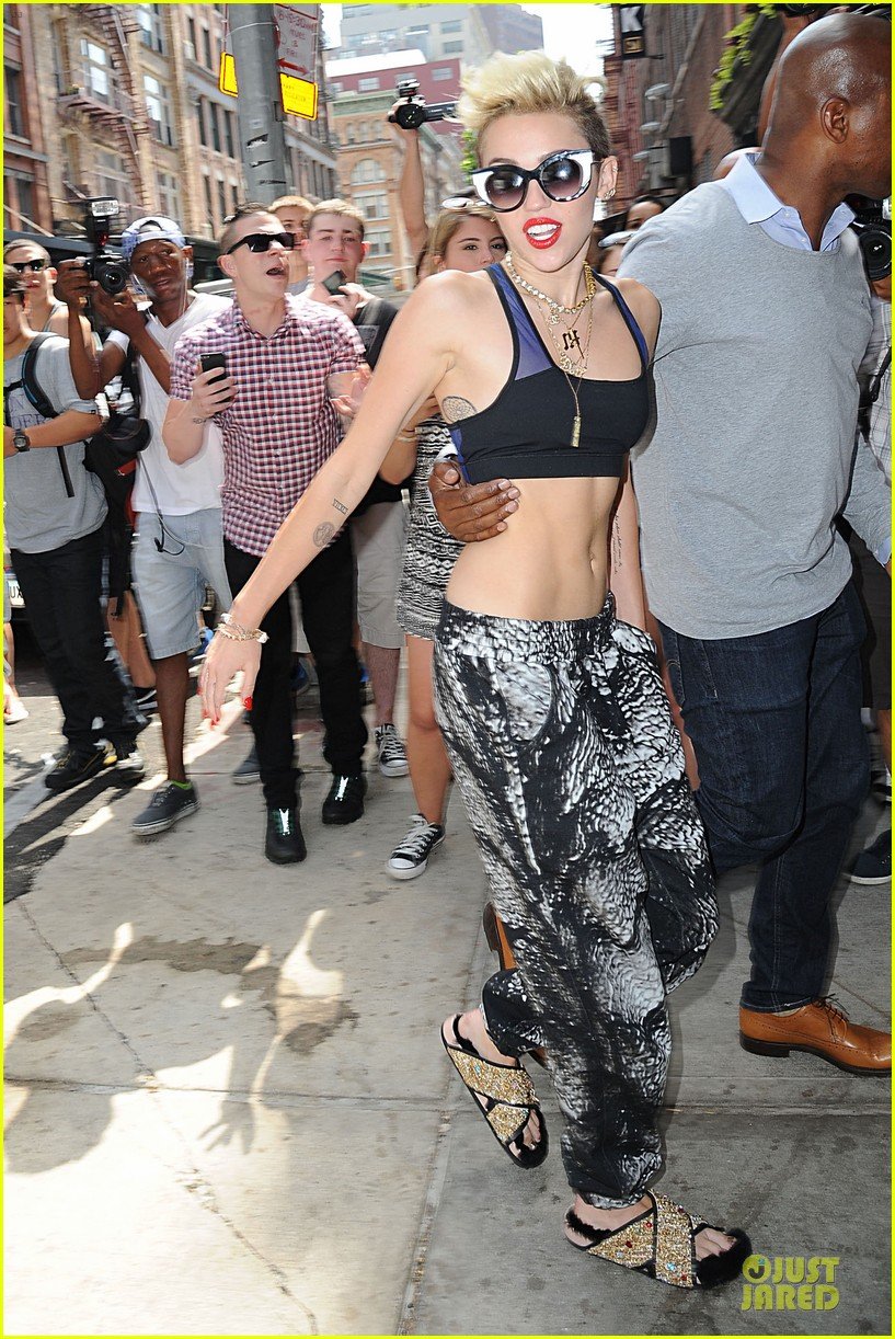 miley-cyrus-abs-flashing-sports-bra-10.jpg