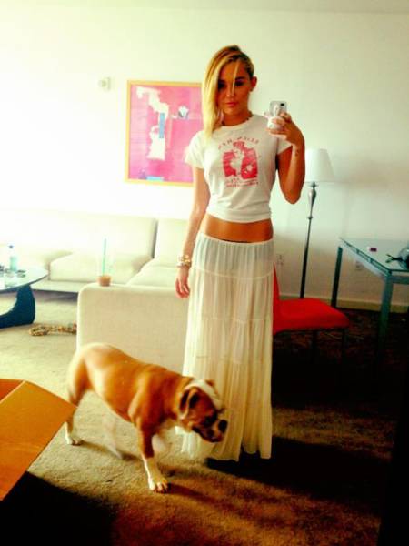 miley-cyrus-and-ziggy-tummy-show-web__oPt.jpg