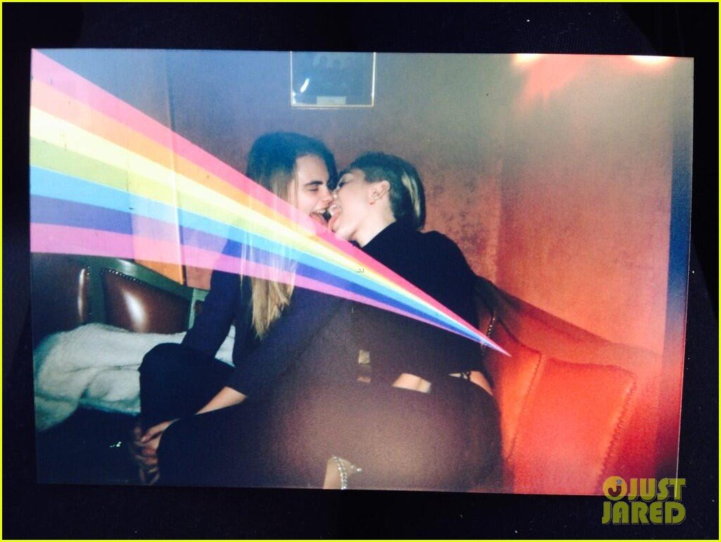 miley-cyrus-cara-delevingne-lick-each-others-tongues.jpg