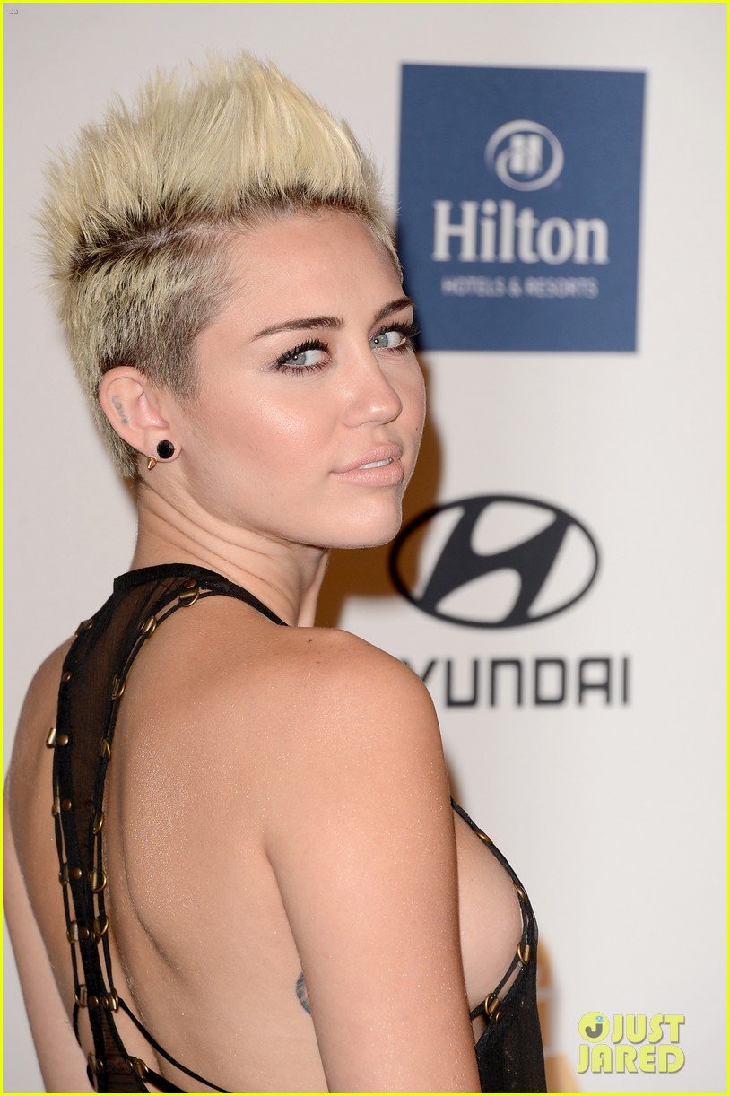 miley-cyrus-clive-davis-pre-grammy-gala-2013-08.jpg