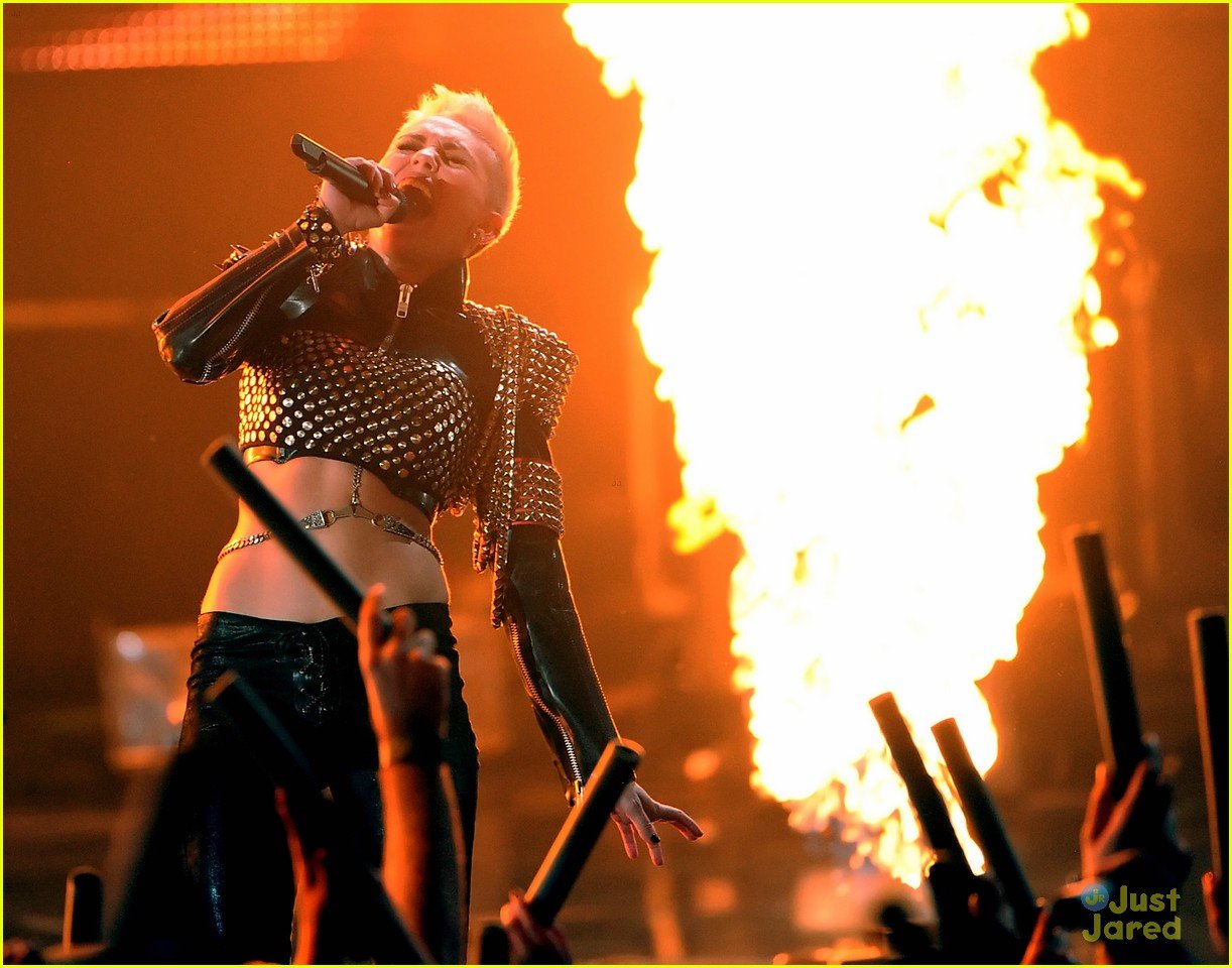 miley-cyrus-divas-performance-02.jpg