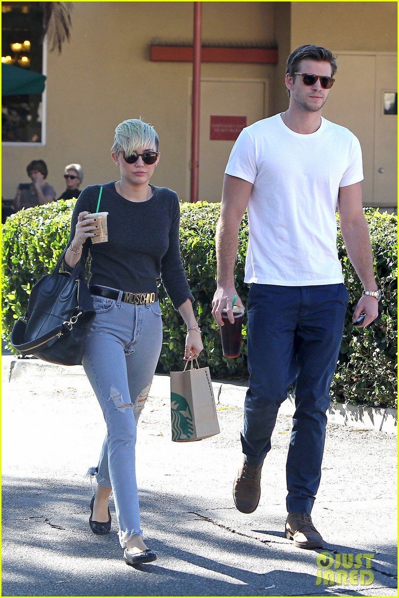 miley-cyrus-liam-hemsworth-starbucks-sweethearts-03.jpg