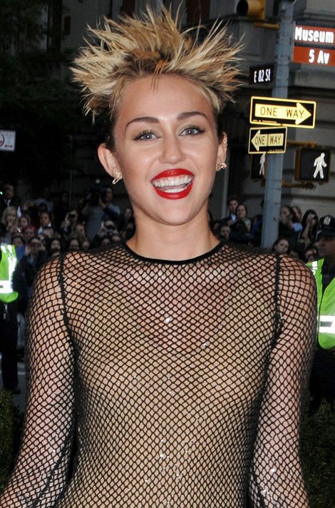 miley-cyrus-met-ball-2013-red-carpet-04.jpg