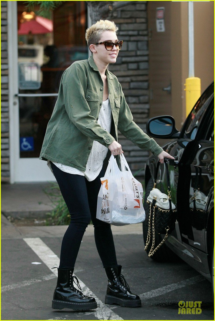 miley-cyrus-mexican-food-stop-03.jpg