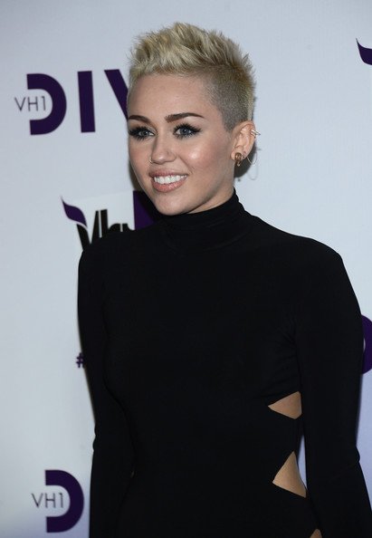 Miley+Cyrus+VH1+Divas+2012+Arrivals+DDHuTqz0A87l.jpg