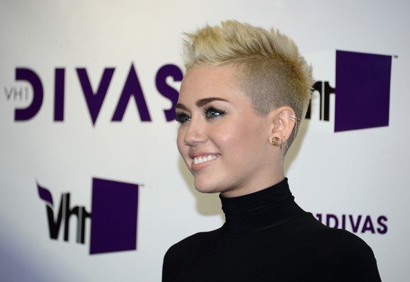 Miley+Cyrus+VH1+Divas+2012+Arrivals+QJHNRmaYUlMl.jpg