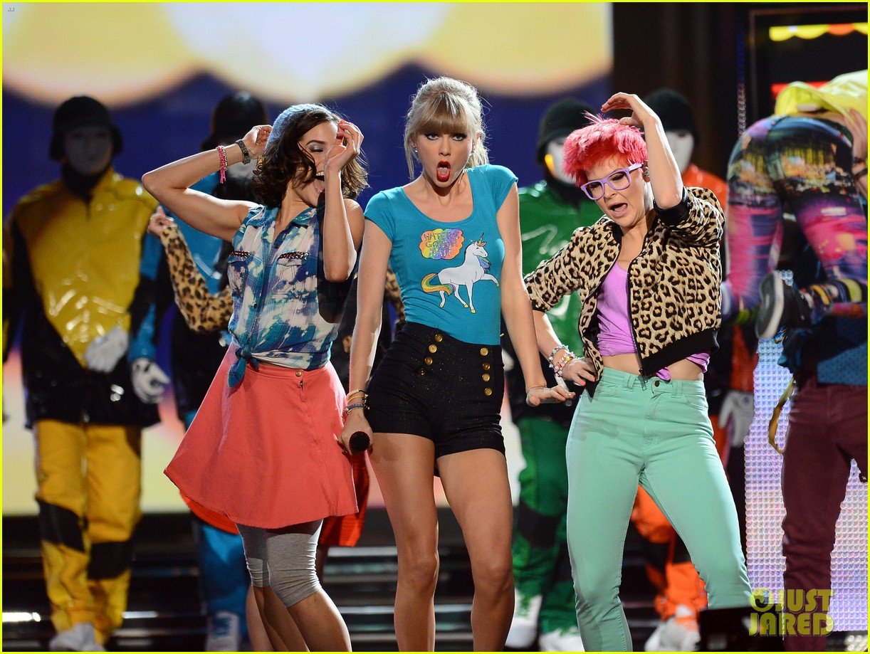 taylor-swift-billboard-music-awards-2013-performance-video-02.jpg