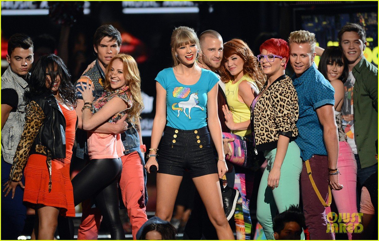 taylor-swift-billboard-music-awards-2013-performance-video-03.jpg