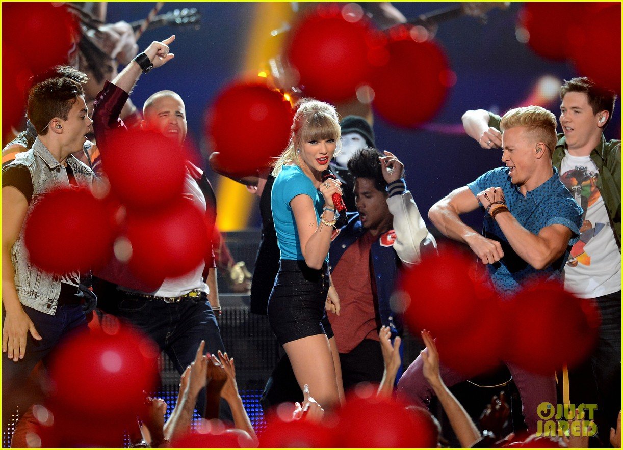 taylor-swift-billboard-music-awards-2013-performance-video-05.jpg