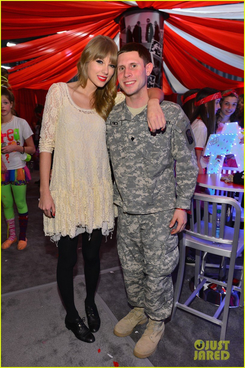 taylor-swift-everybody-talks-with-tyler-glenn-in-newark-01.jpg