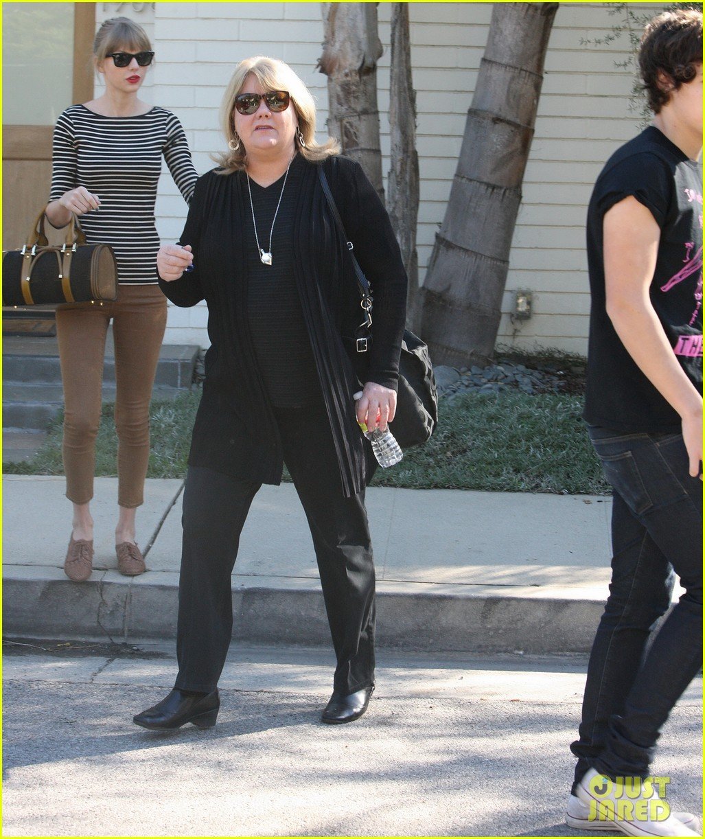 taylor-swift-harry-styles-leave-her-home-in-la-07.jpg