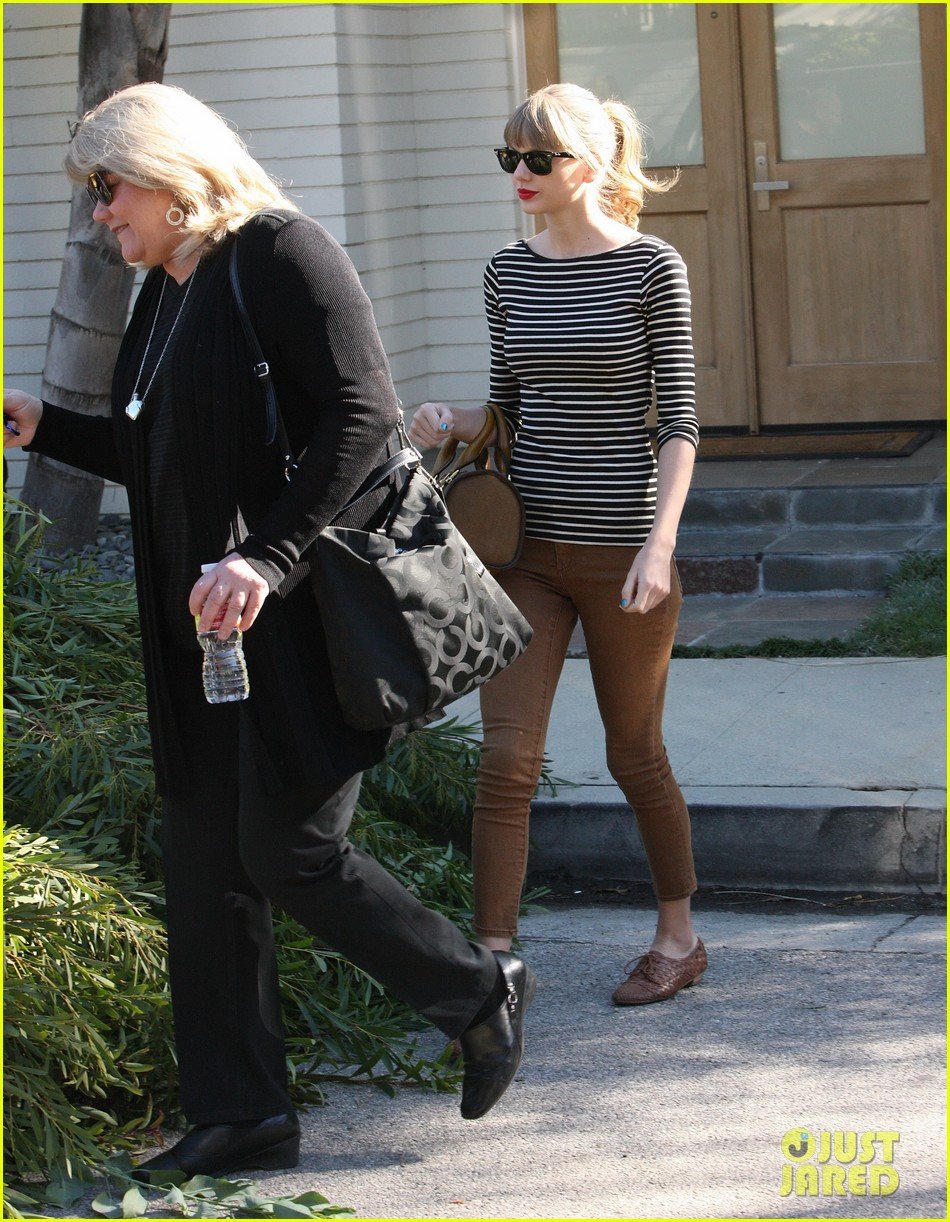 taylor-swift-harry-styles-leave-her-home-in-la-09.jpg