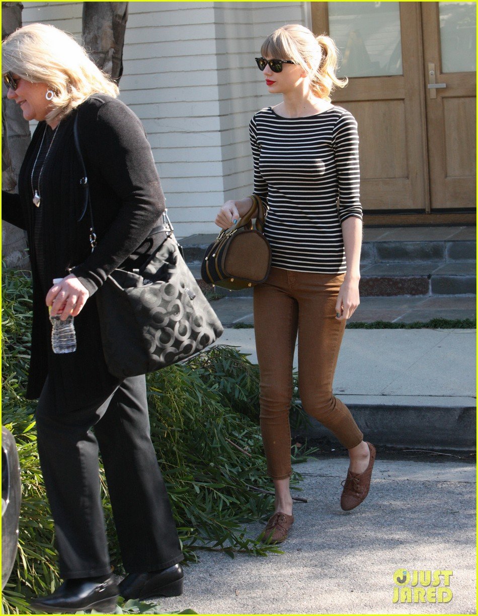 taylor-swift-harry-styles-leave-her-home-in-la-10.jpg