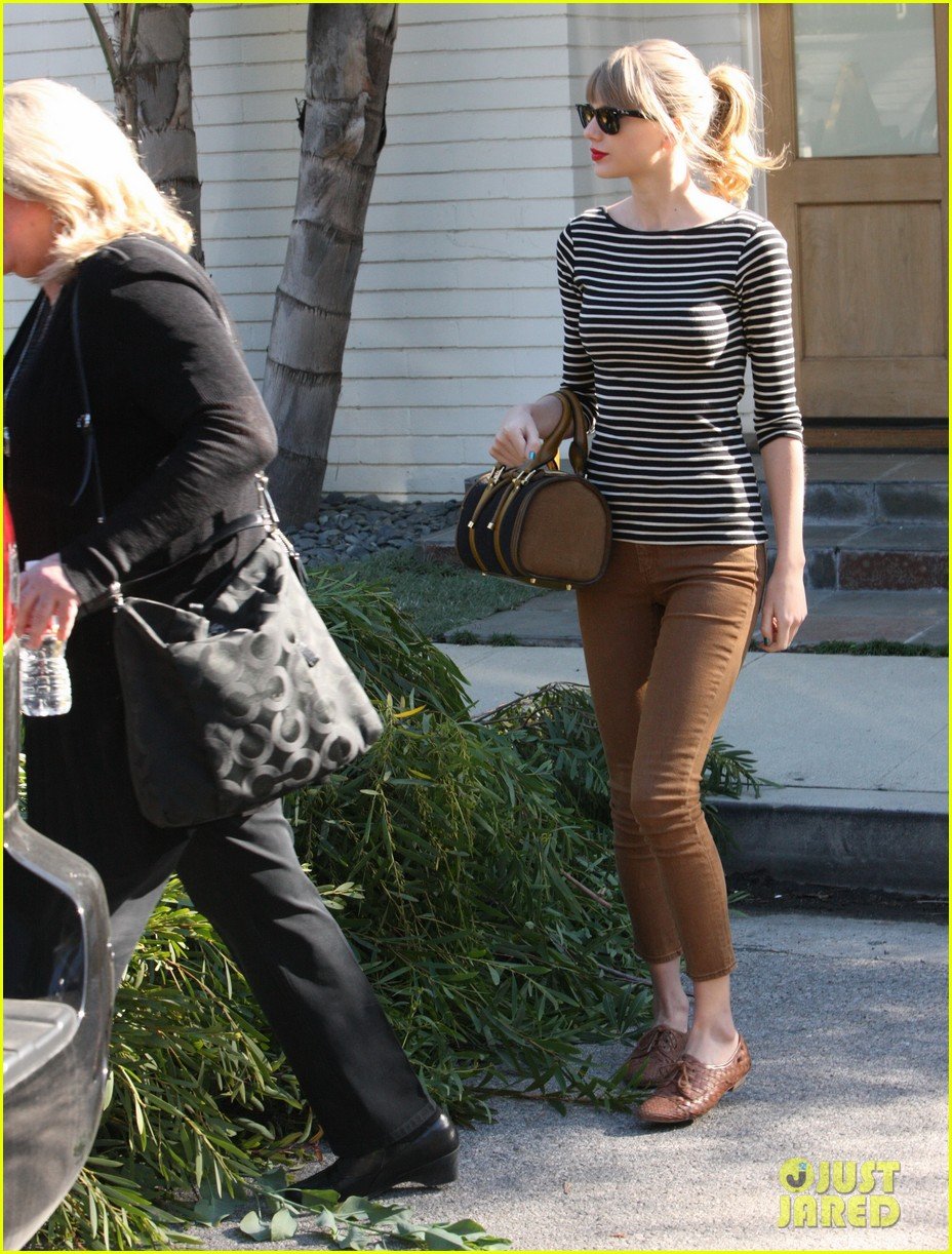 taylor-swift-harry-styles-leave-her-home-in-la-11.jpg