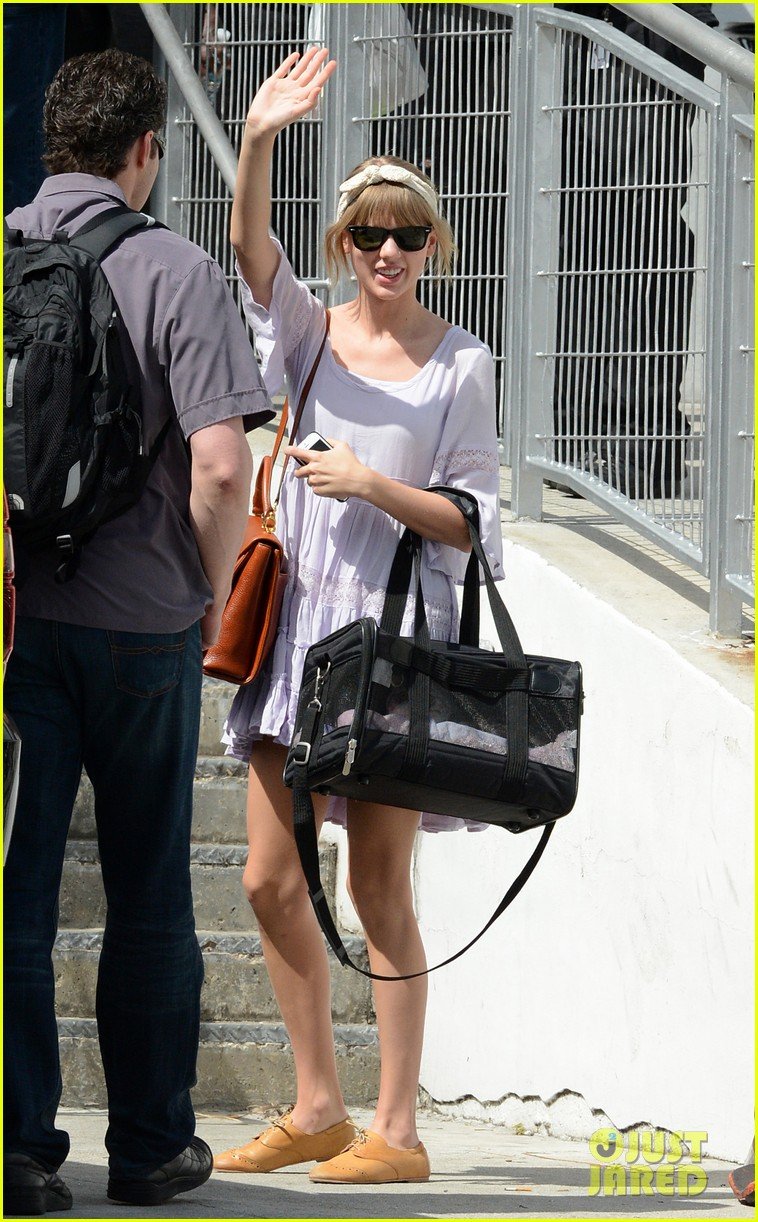 taylor-swift-miami-arrival-for-red-tour-14.jpg