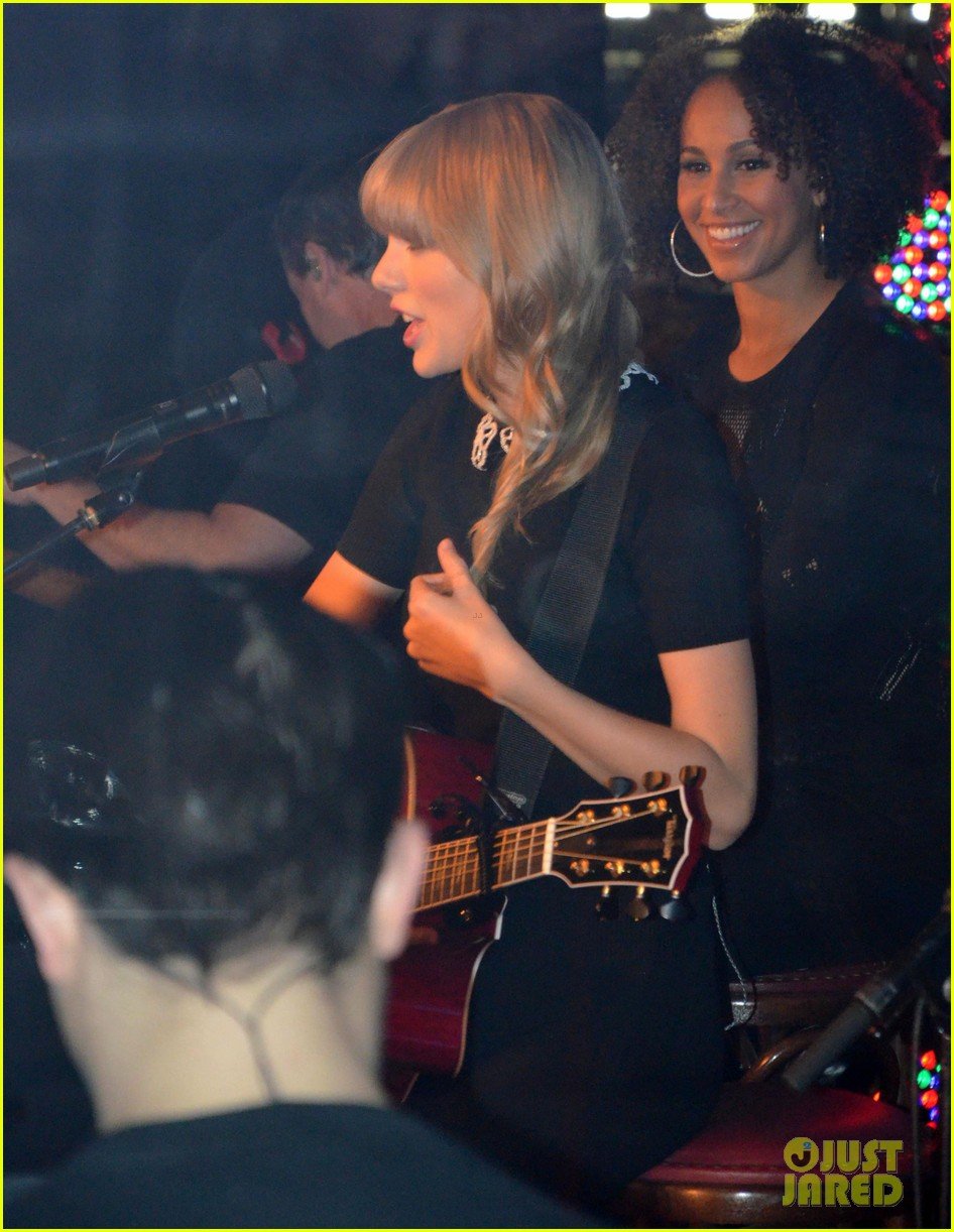 taylor-swift-paris-yacht-performance-06.jpg