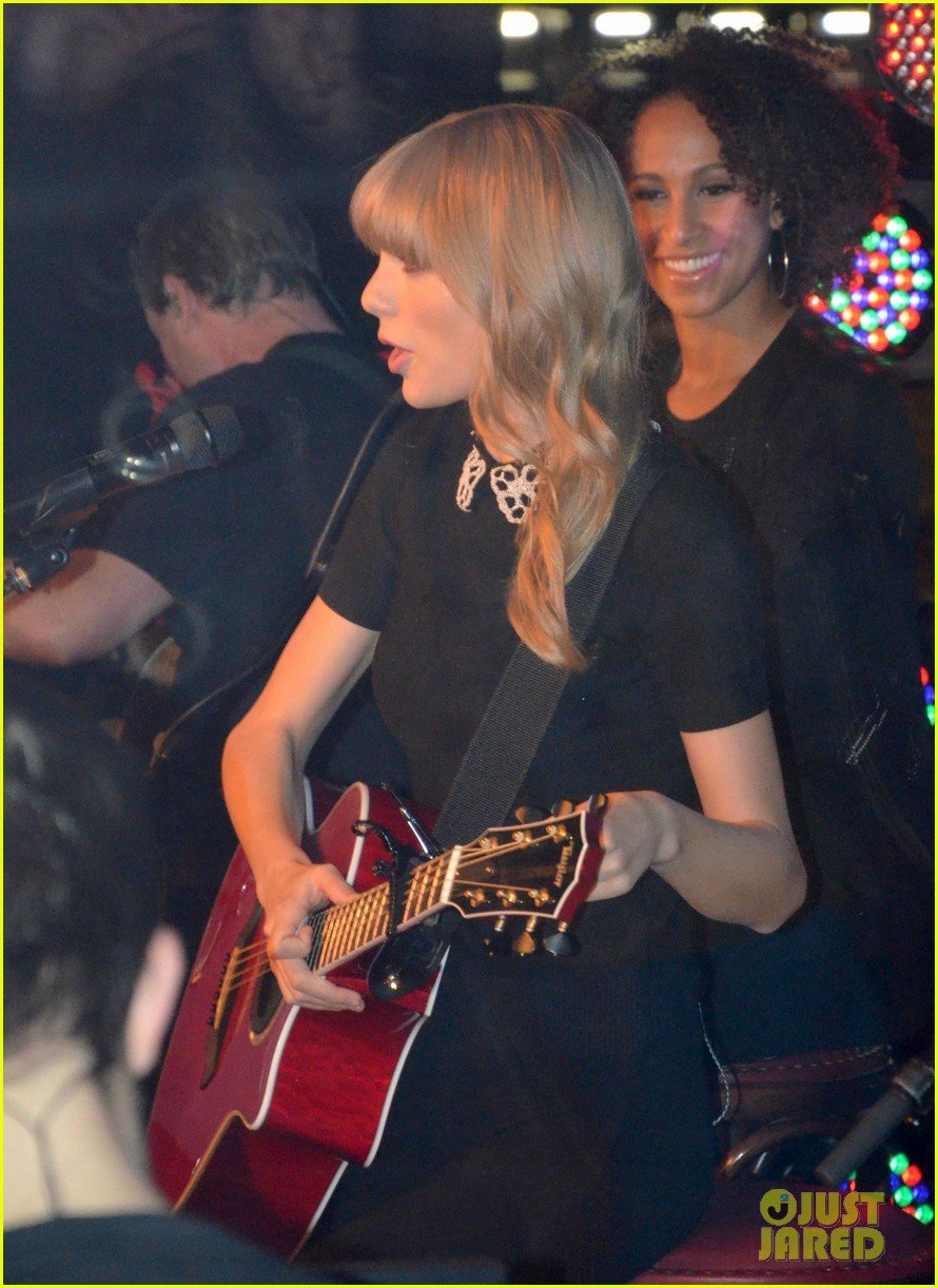 taylor-swift-paris-yacht-performance-07.jpg