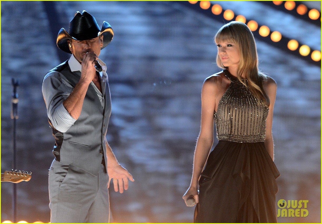 taylor-swift-tim-mcgraw-keith-urban-acm-performance-2013-04.jpg