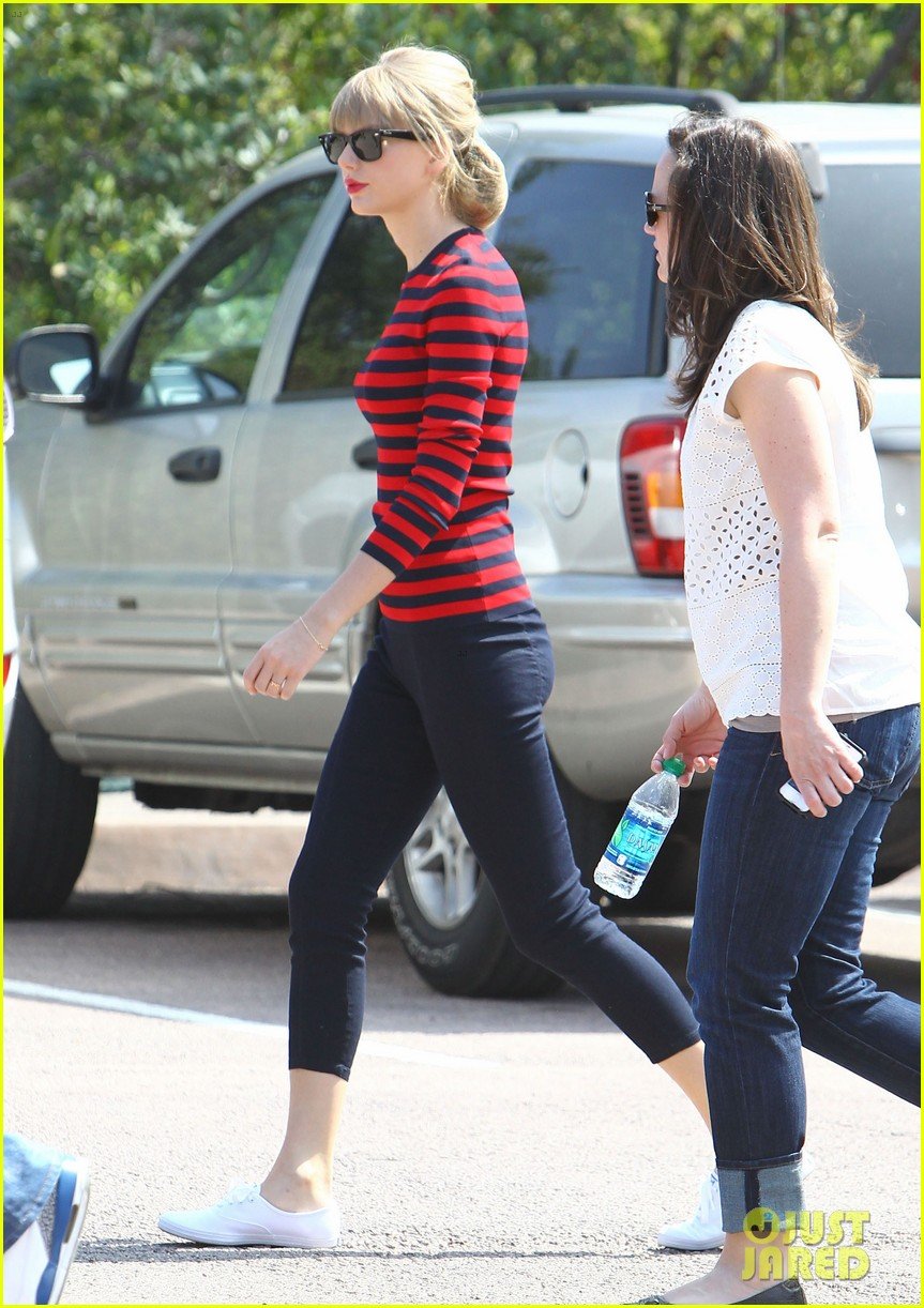 taylor-swift-trampoline-jumper-at-photo-shoot-01.jpg