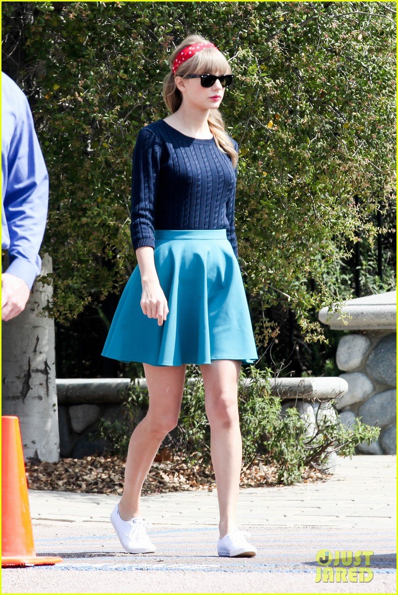 taylor-swift-trampoline-jumper-at-photo-shoot-24.jpg