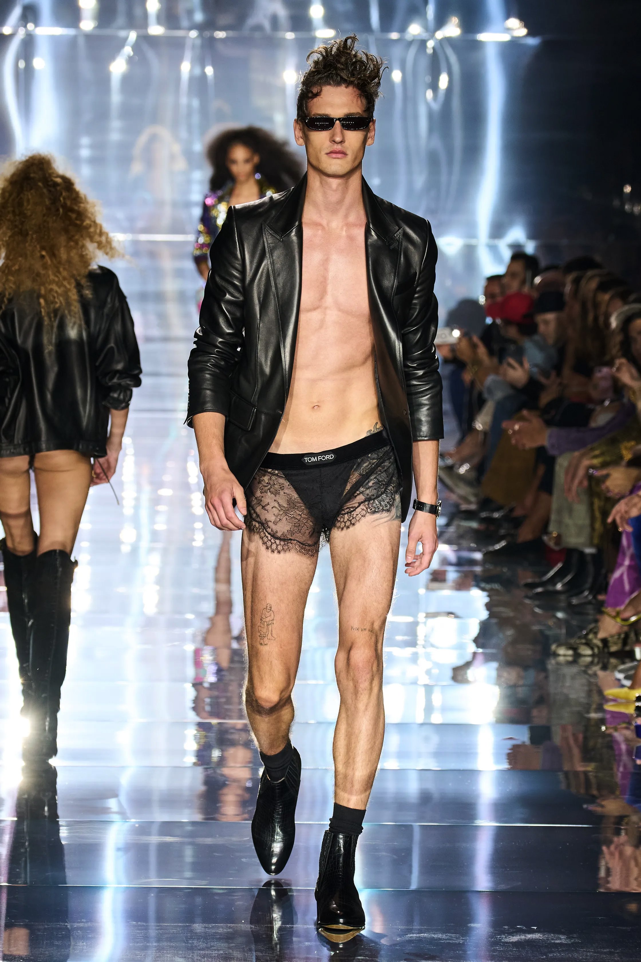 Новая мода 2023 года. Tom Ford Spring/Summer 2023. Мода для мужчин. Мужской показ мод. Мужчины без Нижнего белья.